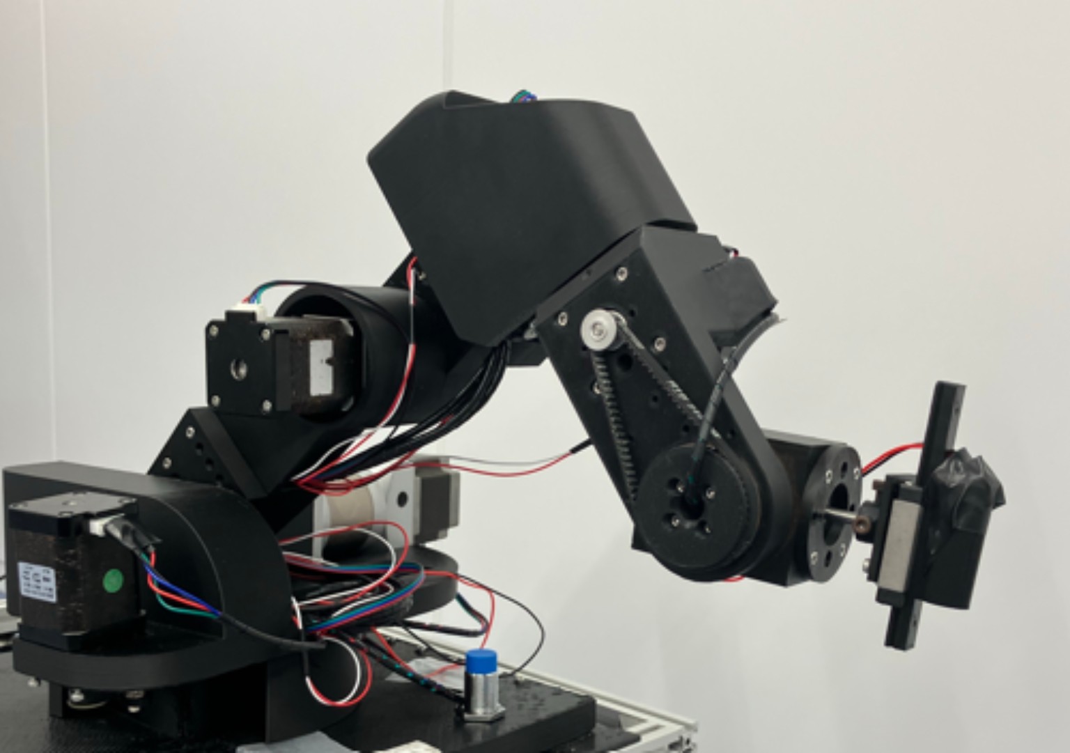 MIRGRIDと連携するロボットアーム